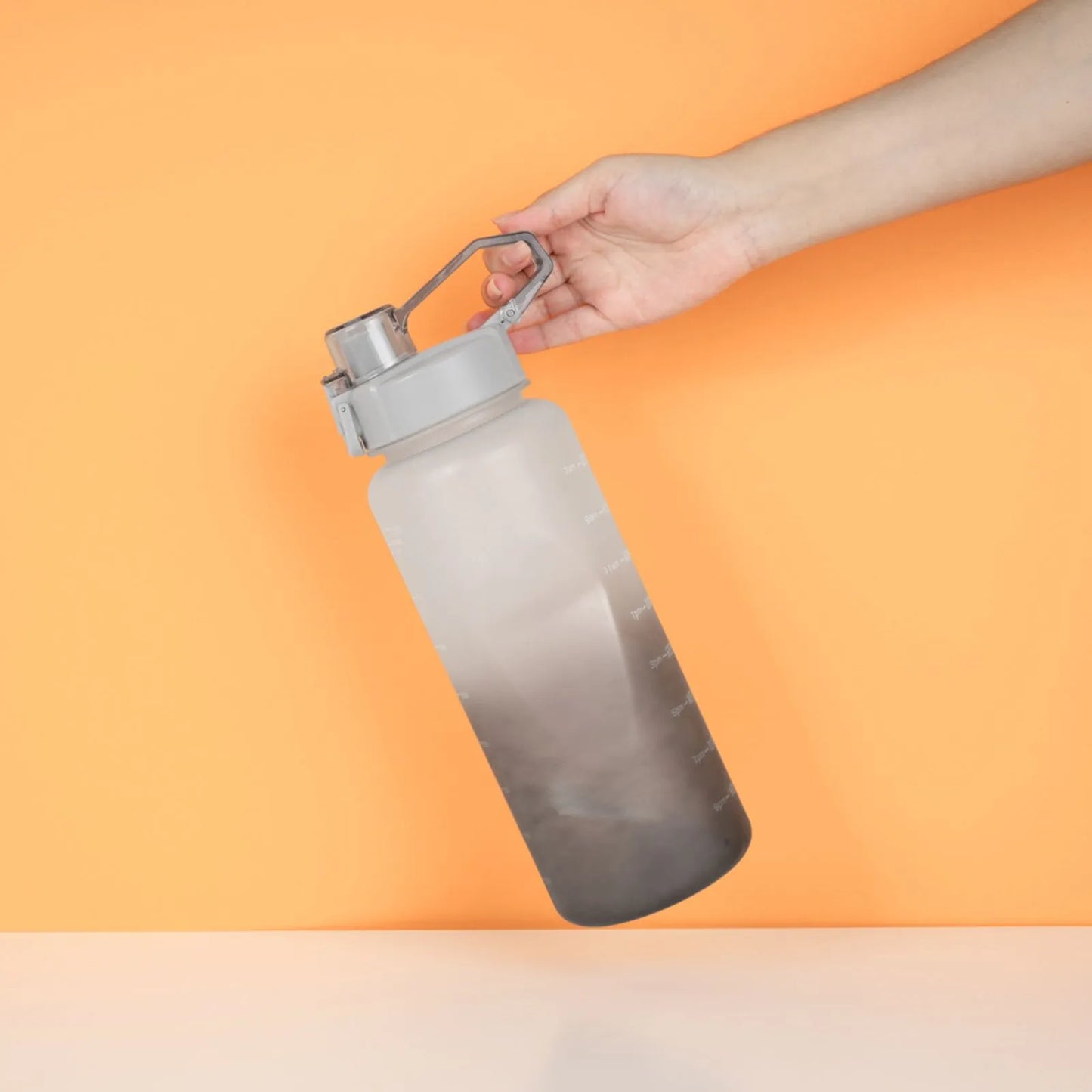 Large Capacity Gradient Color Water Bottle with Handle, 2L(Black & White)